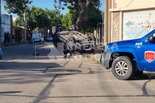 Espectacular vuelco en barrio 9 de Julio: su conductora logró salir ilesa