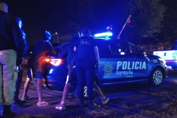 Los sorprendieron robando la rueda de una camioneta estacionada: fueron detenidos