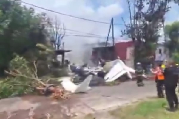 Un avión privado impactó contra una vivienda en San Fernando:  dos muertos