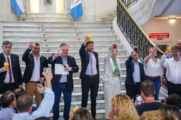 Pullaro brindó con los trabajadores públicos: "Demostramos que con buenos equipos de trabajo, la provincia puede cambiar”