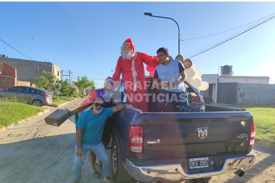 Caravana repartiendo juguetes a los niños en barrio Mora.