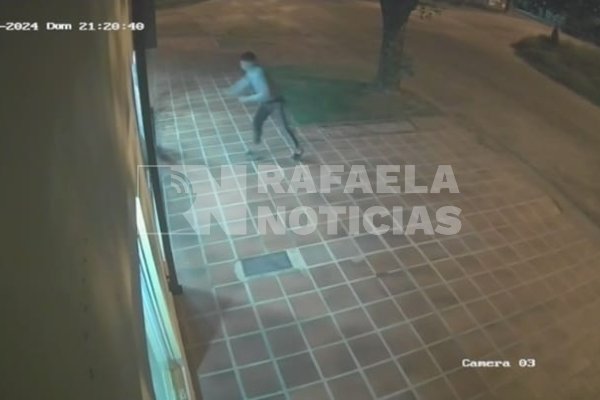 Rompió la vidriera de una tienda a patadas y se llevó varias prendas