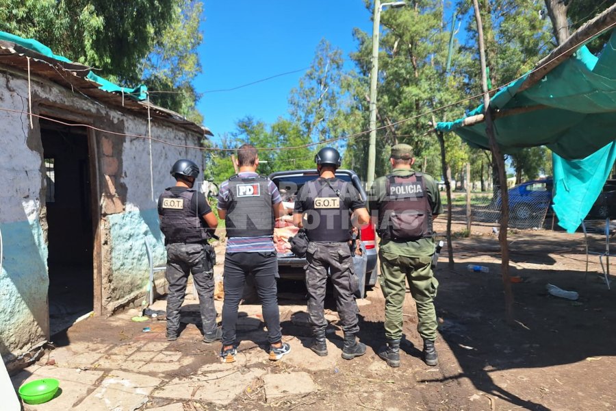 Momento en que la policía secuestra los animales faenados.