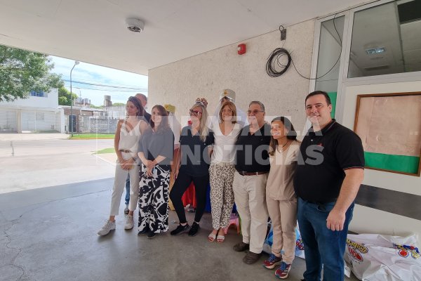 Los Reyes Magos visitaron el Hospital Jaime Ferré y repartieron regalos a los niños