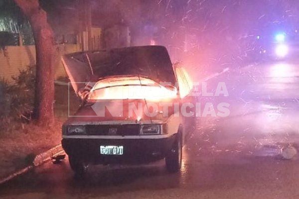 Un auto ardió en llamas en barrio San José