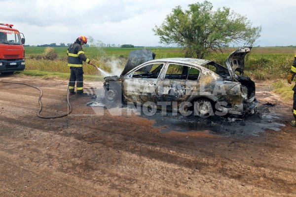 San Vicente: un auto quedó destruído tras incenciarse