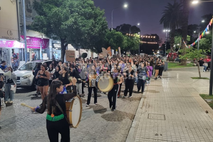 Durante la marcha hubo cánticos contra el gobierno de Milei.