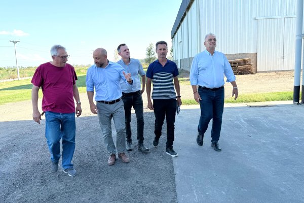 Alcides Calvo y el ministro de desarrollo productivo Gustavo Puccini recorrieron Tacrual