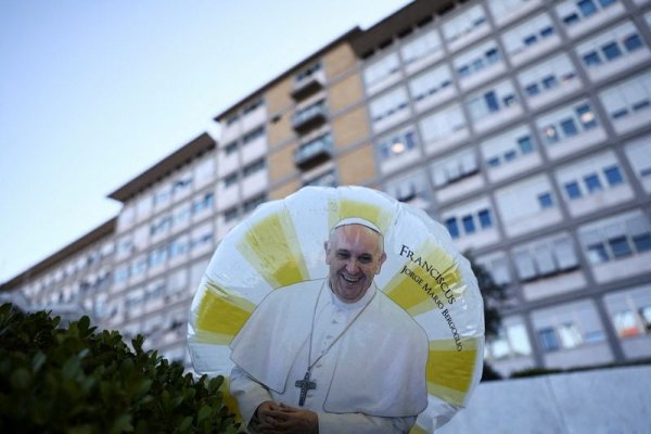 El Papa Francisco sigue evolucionando favorablemente y permanece bajo observación