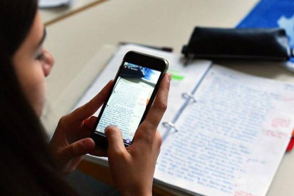 El 54% de los estudiantes argentinos de 15 años se distrae con su celular en clase