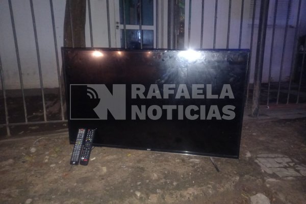 Efectivos policiales secuestraron un televisor abandonado en la vía pública