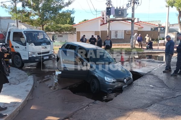 Gran susto: Un auto cayó en un socavón