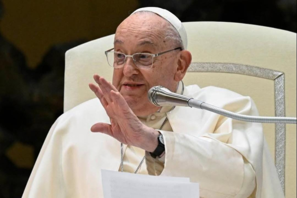 El papa Francisco mejora, pero su estado sigue siendo delicado