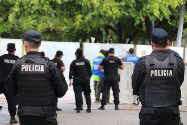 El Gobierno equipa a la Policía de Santa Fe con pistolas de electroshock y de proyectiles cinéticos